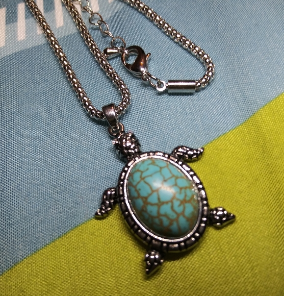 Turtle necklace  w/silver chain - Picture 3 of 5